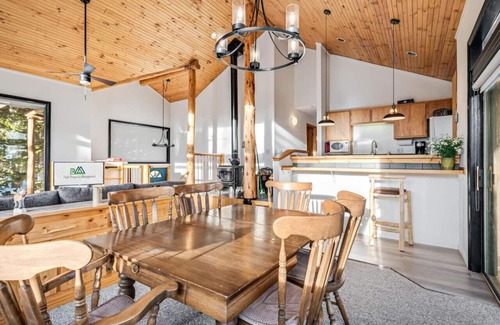 Valley of the Sun Cabin | Cozy 3-Bed Retreat with Hot Tub and Scenic Views