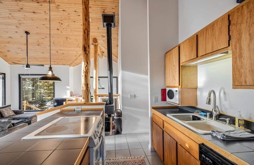 Valley of the Sun Cabin | Cozy 3-Bed Retreat with Hot Tub and Scenic Views