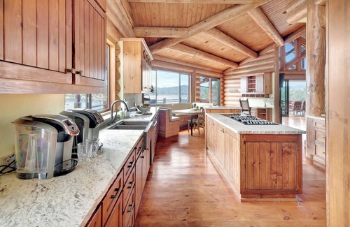 Bradley House | Secluded 4 Bedroom Log House on Lake Nacimiento w/Private Lake Access and Dock