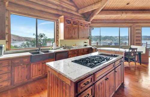 Bradley House | Secluded 4 Bedroom Log House on Lake Nacimiento w/Private Lake Access and Dock