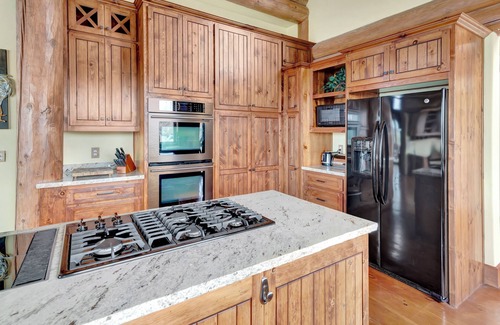 Bradley House | Secluded 4 Bedroom Log House on Lake Nacimiento w/Private Lake Access and Dock