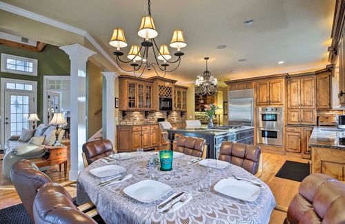 Acworth House | Exclusive Forest Mansion with Movie Theatre and Gym