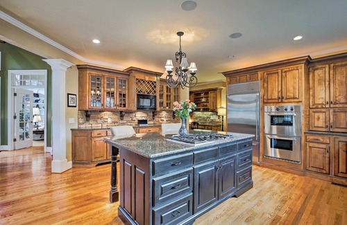 Acworth House | Exclusive Forest Mansion with Movie Theatre and Gym