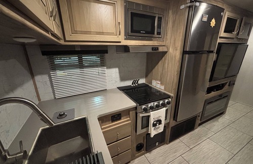 Brenham RV Rental | Relaxing Adult Lake Retreat with Pool & Scenic Views