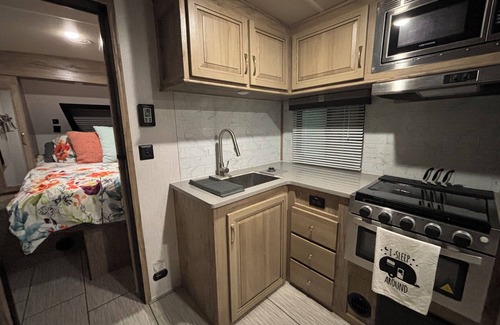 Brenham RV Rental | Relaxing Adult Lake Retreat with Pool & Scenic Views