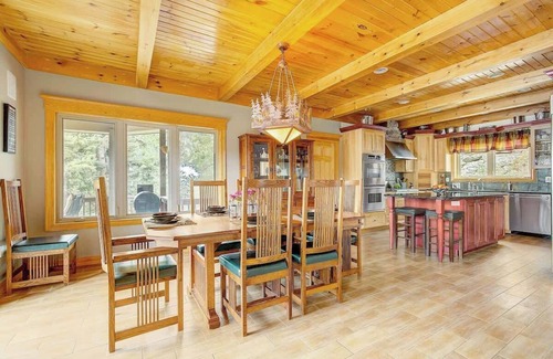 Morrison House | Idyllic Mountain Retreat with Kitchen and Breakfast Included