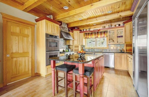 Morrison House | Idyllic Mountain Retreat with Kitchen and Breakfast Included