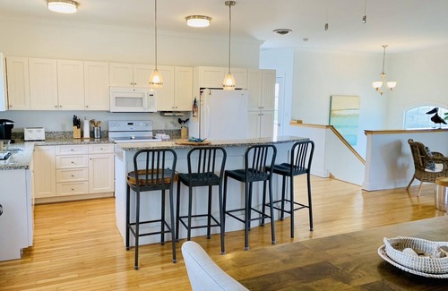 Villas House | Secluded Beach Access with Pet-Friendly Amenities & Bay Views