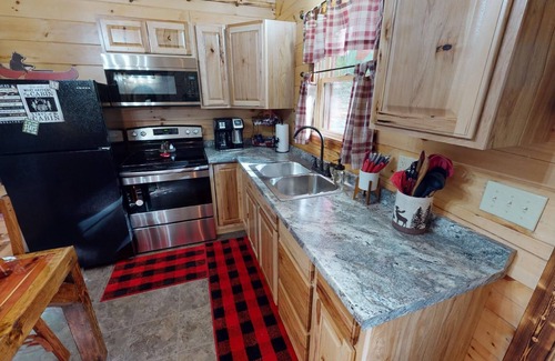 Logan Cabin | Romantic Secluded Cabin for 2 in Beautiful Hocking Hills