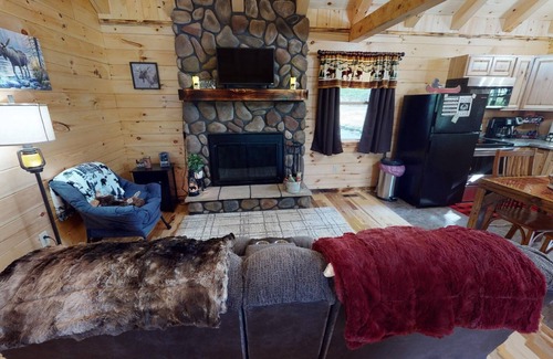 Logan Cabin | Romantic Secluded Cabin for 2 in Beautiful Hocking Hills
