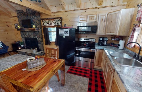 Logan Cabin | Romantic Secluded Cabin for 2 in Beautiful Hocking Hills