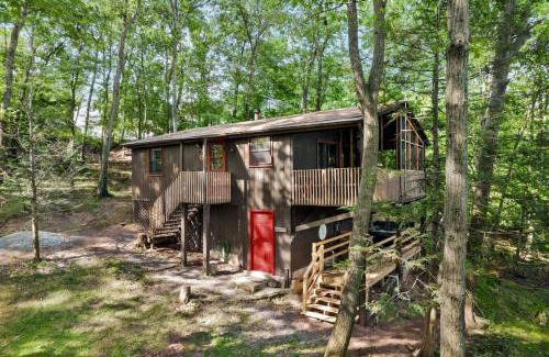 Sleepy Hollow House | Cozy Secluded Cabin with Hot Tub, Deck & Fire Pit