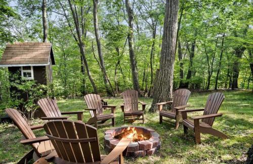 Sleepy Hollow House | Cozy Secluded Cabin with Hot Tub, Deck & Fire Pit