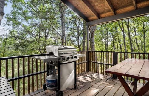 Sleepy Hollow House | Cozy Secluded Cabin with Hot Tub, Deck & Fire Pit