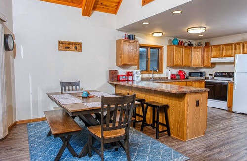 Sturgeon Bay Cabin | Ideal Dog-Friendly Cabin Nestled in the Woods, 10/10 Rated