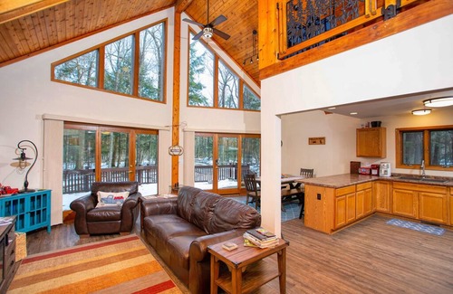 Sturgeon Bay Cabin | Ideal Dog-Friendly Cabin Nestled in the Woods, 10/10 Rated