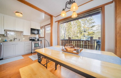 Estes Park Apartment | Tranquil Cabin Retreat with Spa and Scenic Views