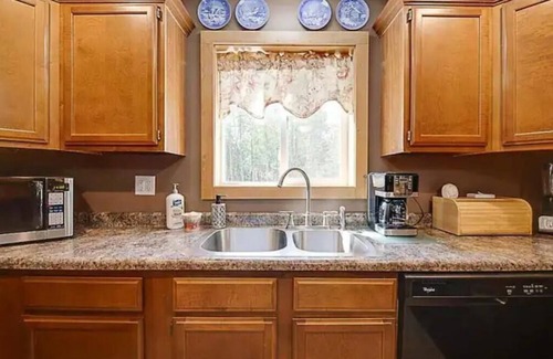 Ingalls Cabin | Relaxing Cabin Retreat with Hot Tub on 40 Acres