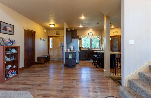 Cascade Cabin | Idyllic Cabin Retreat with Fireplace on 6 Acres - Sleeps 11