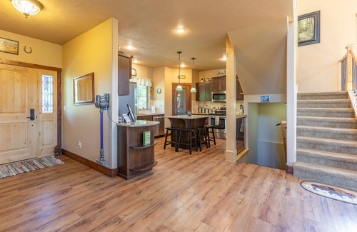 Cascade Cabin | Idyllic Cabin Retreat with Fireplace on 6 Acres - Sleeps 11