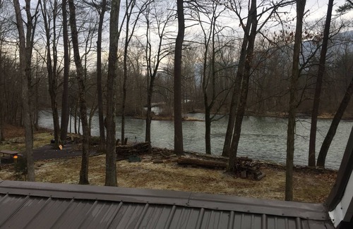 Millmont Cabin | Idyllic Cabin Retreat by Pennscreek - Guest Rated 9.8