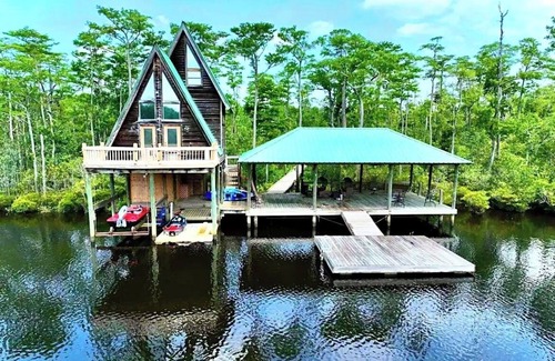 Satsuma Cabin | Pet-Friendly Waterfront Cabin with Hot Tub & Jetski Access