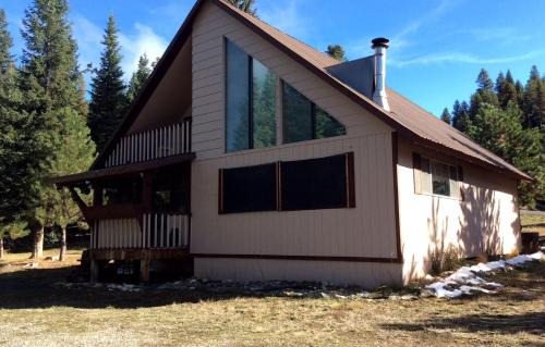 Elk City House | Secluded Cabin Rental with a Covered Back Deck in Elk City, Idaho