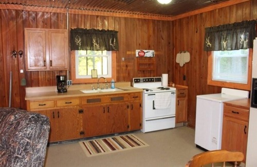 Orangeburg Cabin | Tranquil Cabin Getaway with Hot Tub & Fishing Pond