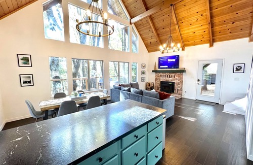Alta Cabin | Secluded Cabin Retreat with Hot Tub & Top Guest Rating 10/10