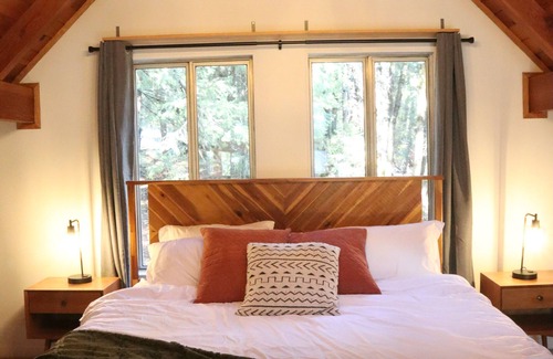 Alta Cabin | Secluded Cabin Retreat with Hot Tub & Top Guest Rating 10/10