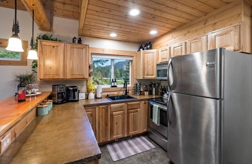 Snoqualmie Pass House | Secluded Cabin w/Hot Tub & Sauna in Snoqualmie
