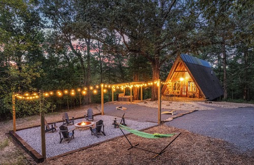 Almo Cabin | Secluded Cabin with Hot Tub, Firepit