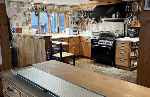 Jaffrey House | Tranquil Chalet at Mt Monadnock with Hot Tub & Pool Access