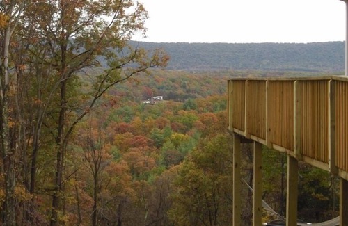 Berkeley Springs Ski Chalet | Perfect Retreat with Hot Tub & WiFi Near Cacapon State Park