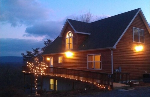 Berkeley Springs Ski Chalet | Perfect Retreat with Hot Tub & WiFi Near Cacapon State Park