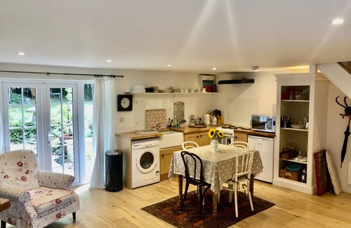 Broadway Cottage | Cozy Cottage Steps from Broadway Centre with Pool & Spa