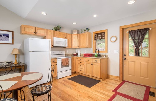 West Jefferson Cottage | Tranquil Cottage with River Access, WiFi & Netflix - 9.8 Rated