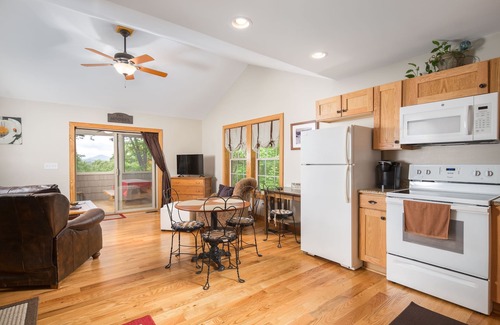 West Jefferson Cottage | Tranquil Cottage with River Access, WiFi & Netflix - 9.8 Rated