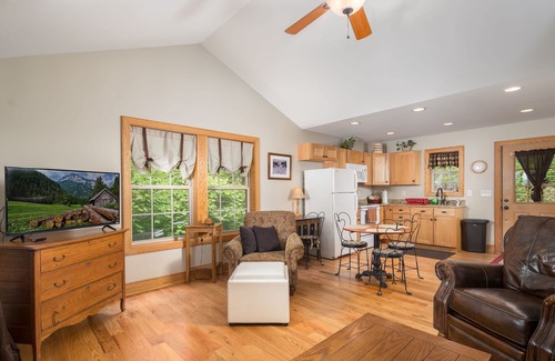 West Jefferson Cottage | Tranquil Cottage with River Access, WiFi & Netflix - 9.8 Rated