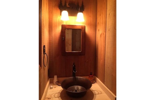 Lewis Cabin | Inviting Forest Retreat with Breakfast & Kids' Amenities