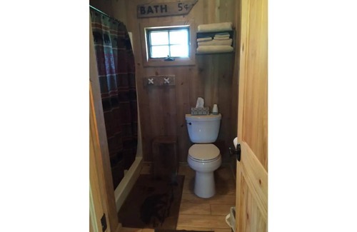 Lewis Cabin | Inviting Forest Retreat with Breakfast & Kids' Amenities