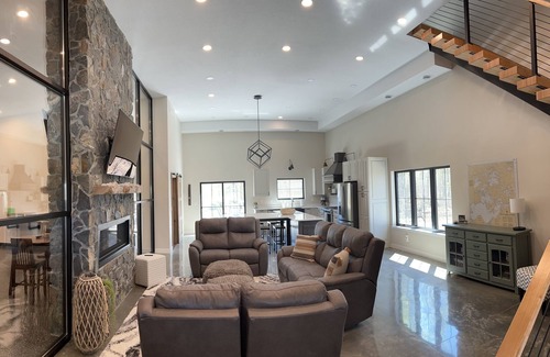Roosevelt House | Cozy Shouse Retreat by the Lake - Guest Rated 10/10