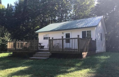 Trout Lake Cabin | Pet-Friendly Deerfoot Cabin Getaway with WIFI near Trout Lake