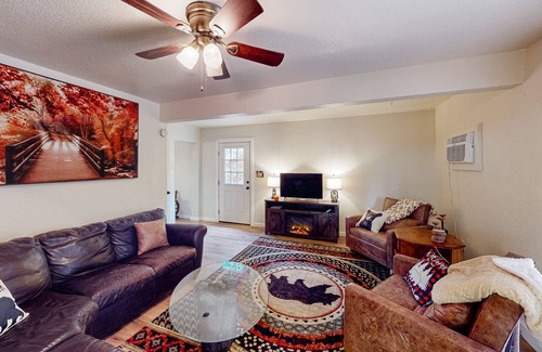 Greater Sacramento House | Secluded Dog-Friendly Home Near American River with Firepit