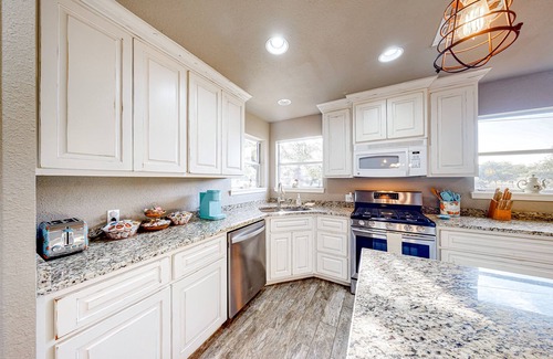 Fredericksburg House | Pet-Friendly Retreat with Scenic Views and Free WiFi