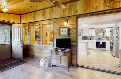 Port Orchard Cabin | Relaxing Dog-Friendly Retreat with Private Hot Tub & Firepit