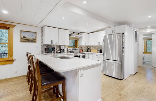 Port Orchard Cabin | Relaxing Dog-Friendly Retreat with Private Hot Tub & Firepit