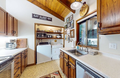 Mount Hood Village Cabin | Dog-Friendly Cabin with Fireplaces, Deck & Spa Amenities