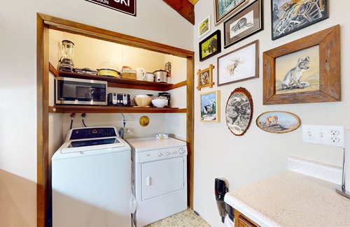 Mount Hood Village Cabin | Dog-Friendly Cabin with Fireplaces, Deck & Spa Amenities