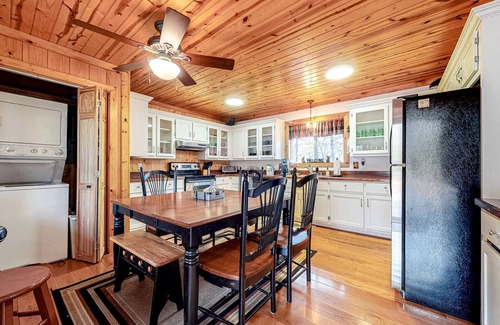 Wiley Cabin | Dog-Friendly Cabin with WiFi & Cozy Gas Fireplace Retreat